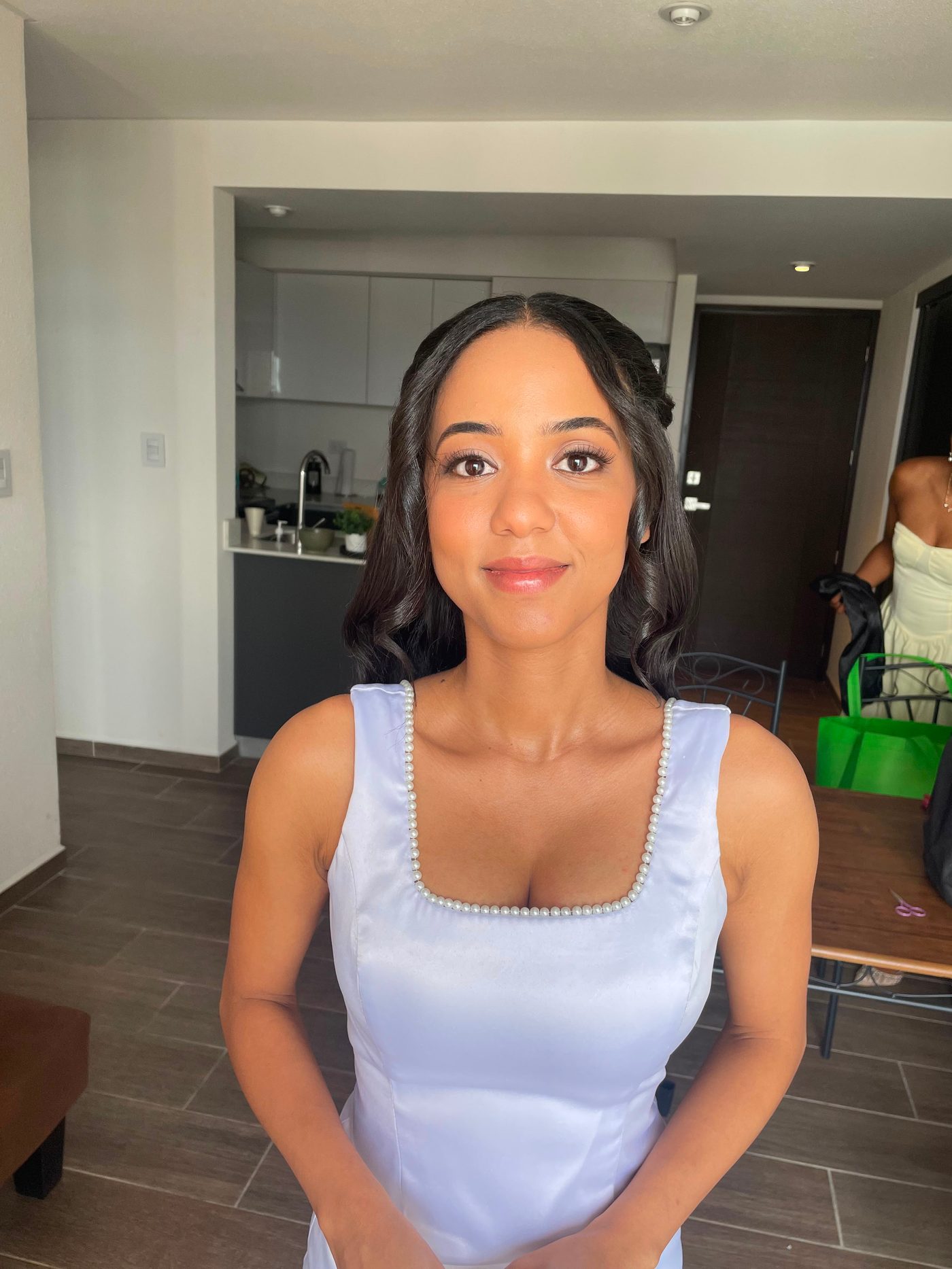 Maquillaje y peinado para invitada