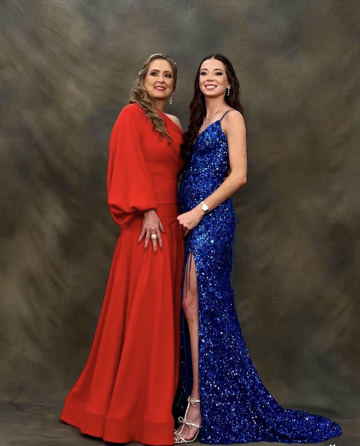 Maquillaje y peinado de gala para madre e hija, evento especial en Guatemala