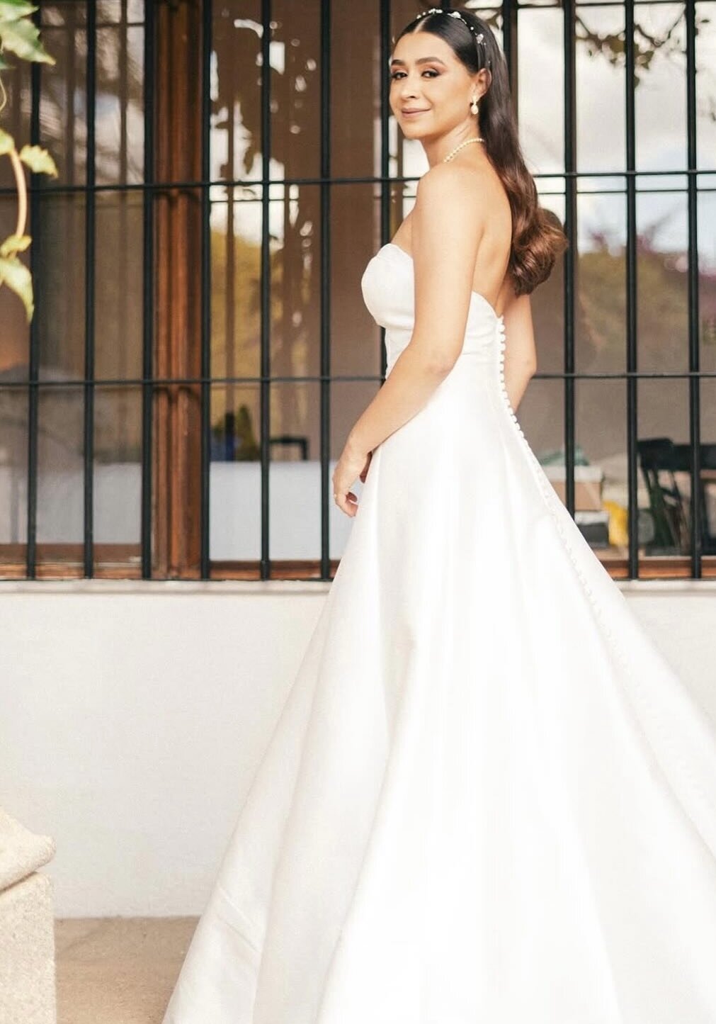 Peinado semi recogido de novia con vestido strapless, Guatemala