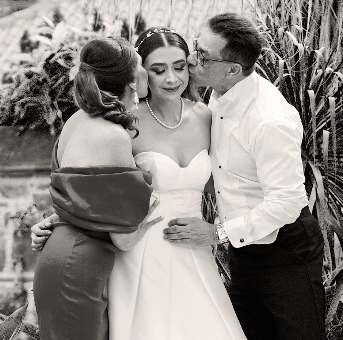 Momento emotivo de novia con maquillaje profesional junto a sus padres