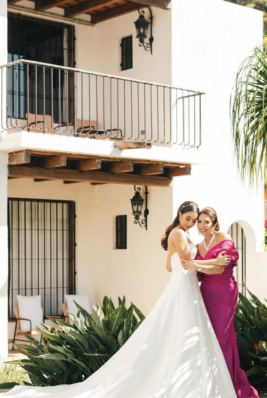 Maquillaje y peinado de novia y madre para evento especial en Guatemala
