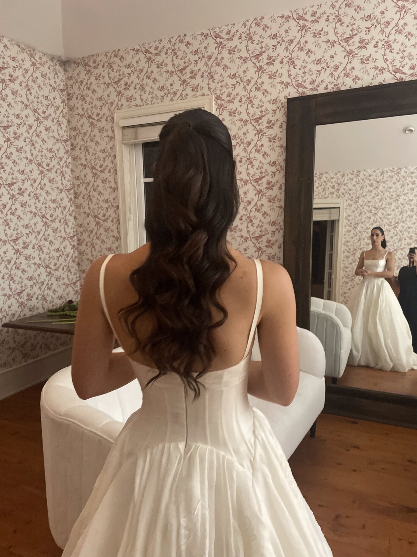 Peinado de media cola con ondas para novia — Christina Fernández Studio Guatemala